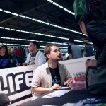 Florent Gorges en pleine séance d'autographes